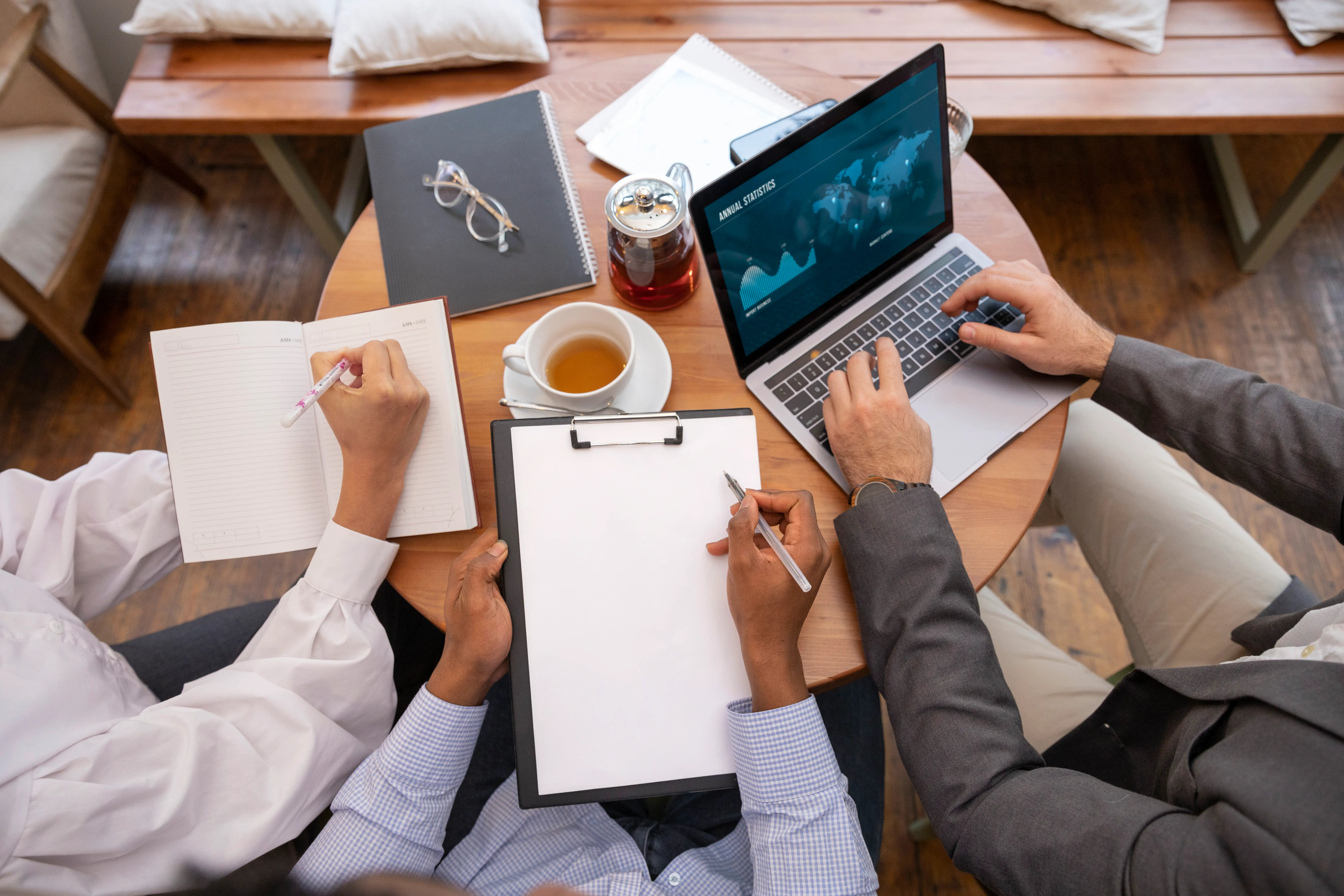 Equipo de ingenieros trabajando en colaboración